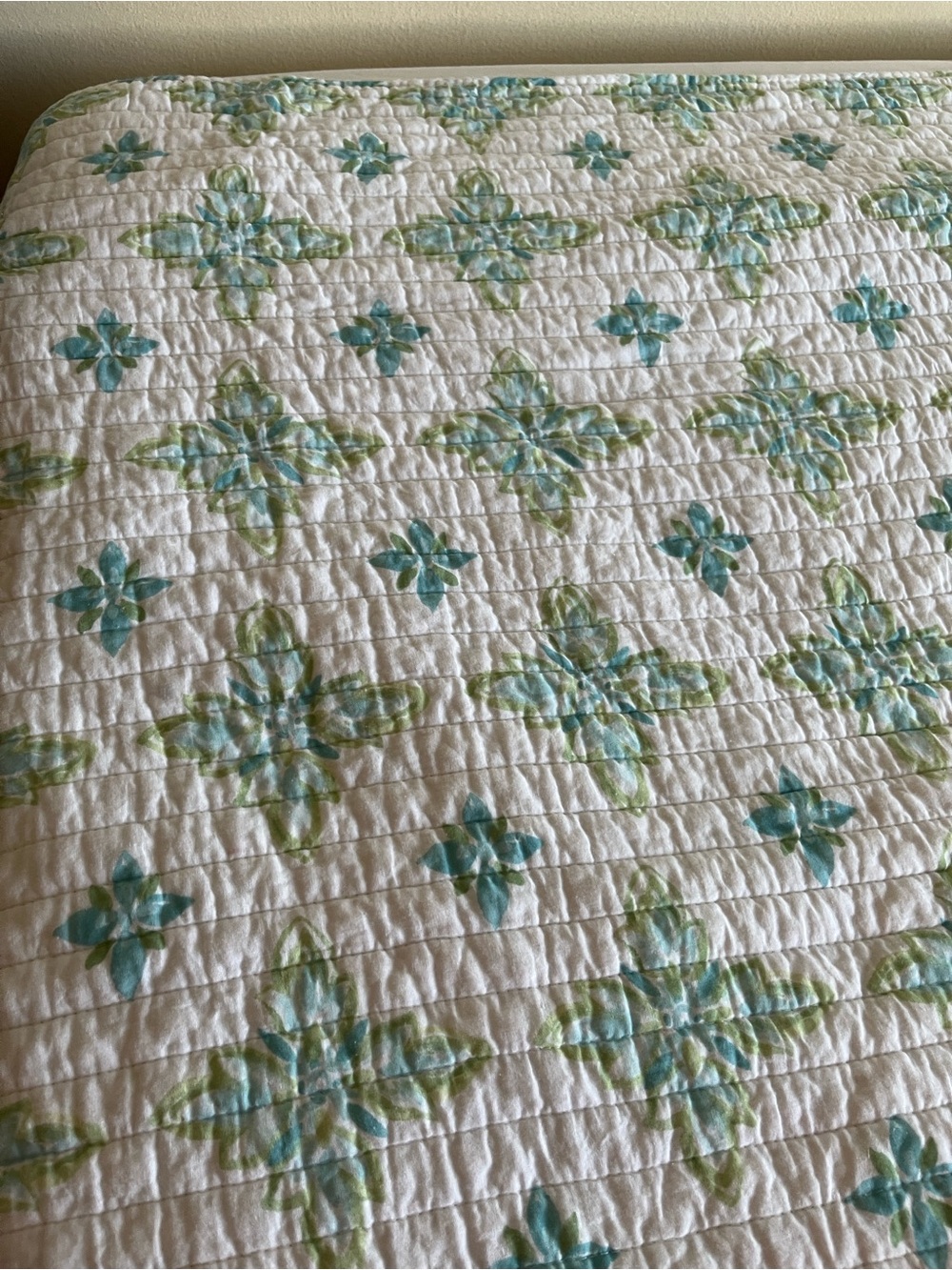 Tahari Home Lomon Kaze Quilt Comforter Blue Tones w/ Geometric Floral 88" x 92"